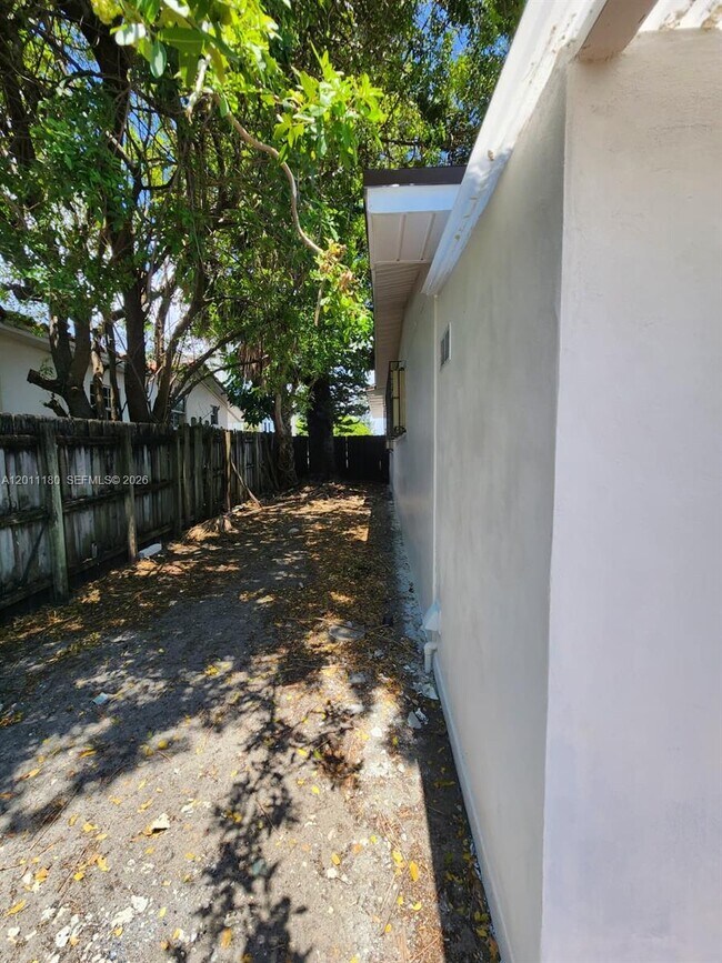 Building Photo - 1180 NE 185th St
