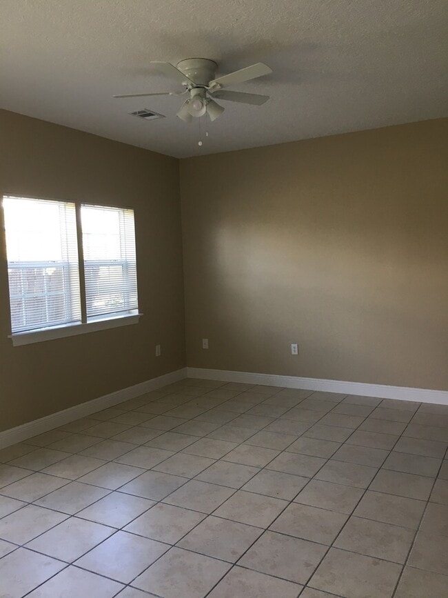Building Photo - Great Townhome w/Easy Access to Shopping, ...