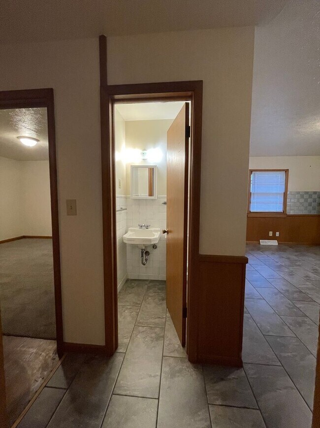 Building Photo - Charming home in a beautiful neighborhood