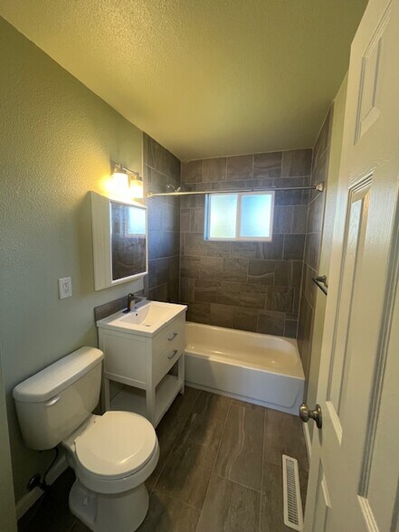 Upstairs Bath - 1330 N Circle Dr