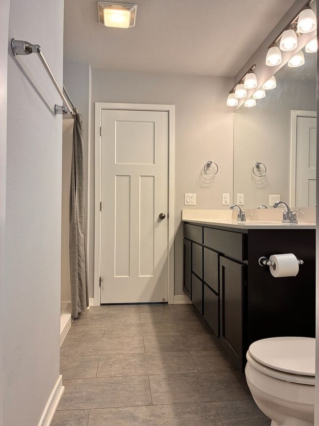 Building Photo - Spacious 3BR 2.5ba house in Urbandale, available NOW!