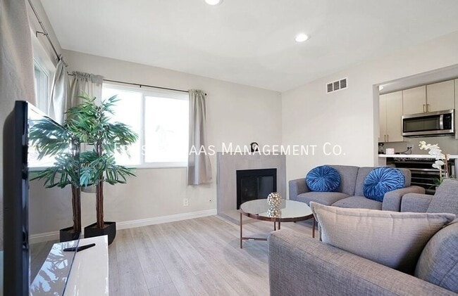 Building Photo - 17071 Oak Ln