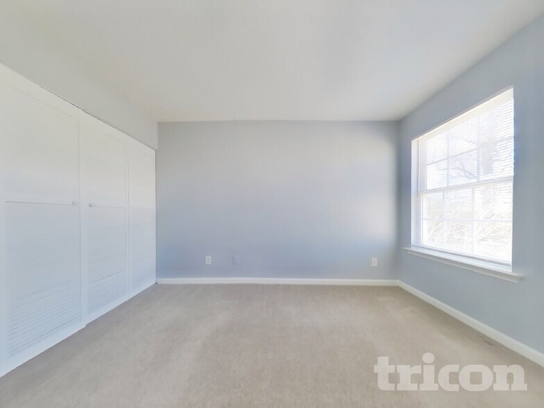 Building Photo - 245 Longview Dr