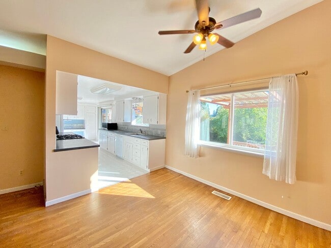 Building Photo - Charming Lake Hills Home in the Heart of Bellevue