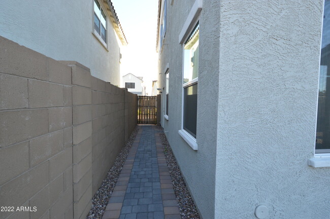 Building Photo - 1326 W Coyote Dr