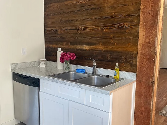 Building Photo - Charming 3-Bedroom Home in the Heart of Th...