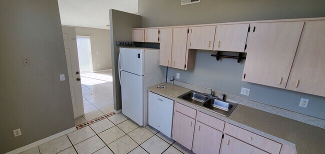 Building Photo - 2370 Harbor Town Dr