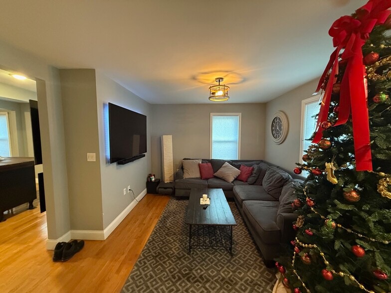 Building Photo - 264 Main St