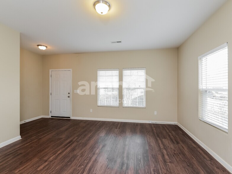 Building Photo - 4275 Oak Pointe Dr