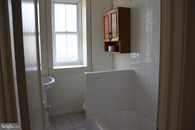 Building Photo - 421 Lyceum Ave