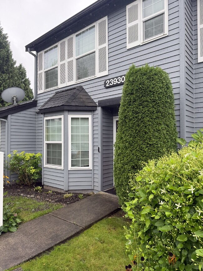 Building Photo - 2 Bedroom Townhome in Kent, Available for Immediate Move In