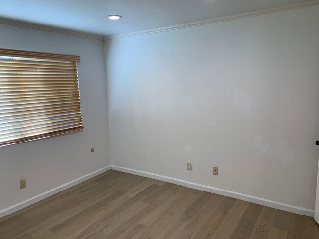 Building Photo - Back to School Two Weeks Free Rent! Darling condo in a great community with amenities