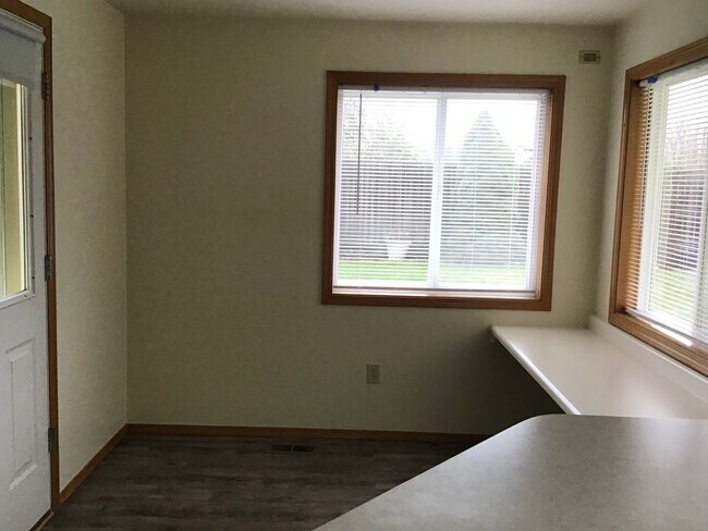 Building Photo - 3012 NE Glacier Way