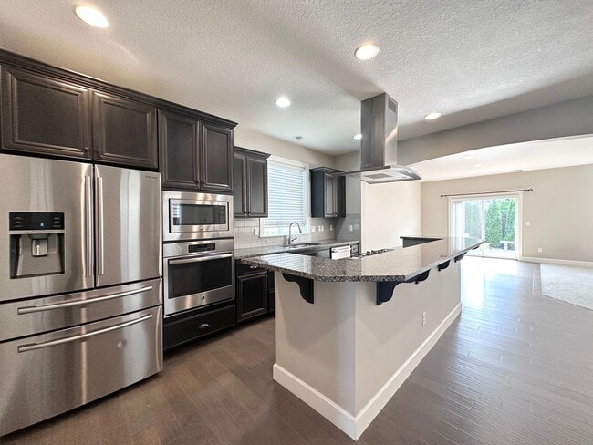 Building Photo - Stunning Modern 5 Bed 3 Bath Home in North...