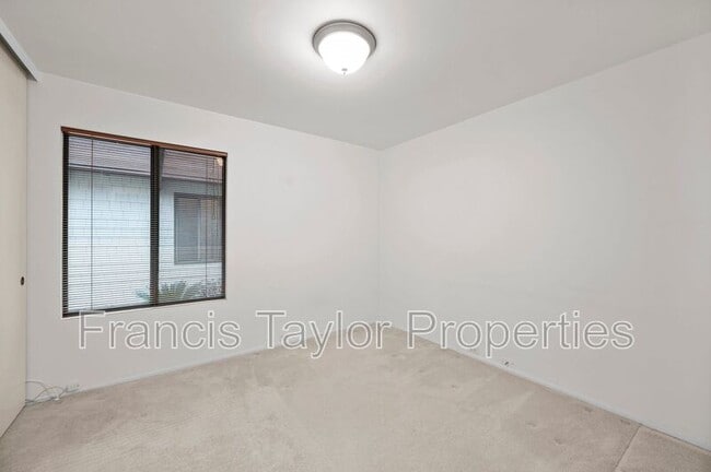 Building Photo - 2250 Vista Grande Dr