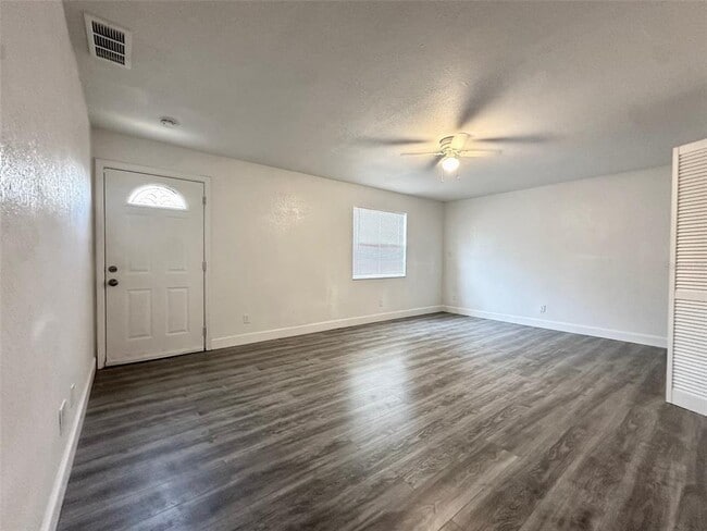 Building Photo - 3905 54th Ave N