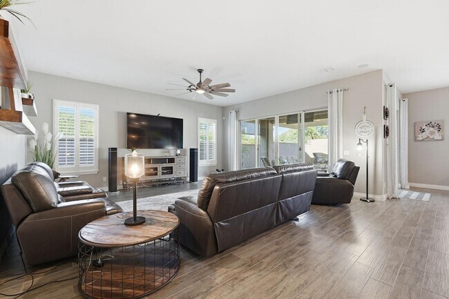 Building Photo - 10702 E Lumiere Ave