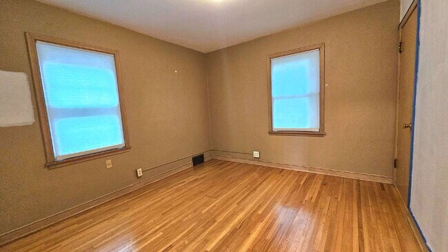 Building Photo - "Charming 3-Bed Home in Saint Paul - Cozy 1,385 Sq. Ft. Retreat!"