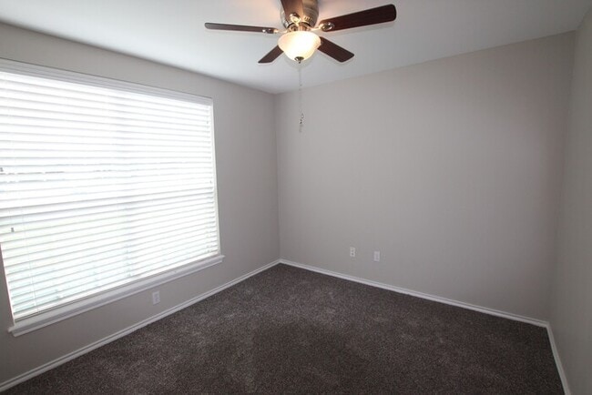 Building Photo - 3 Bedroom 2 Bath in Whitehouse ISD!