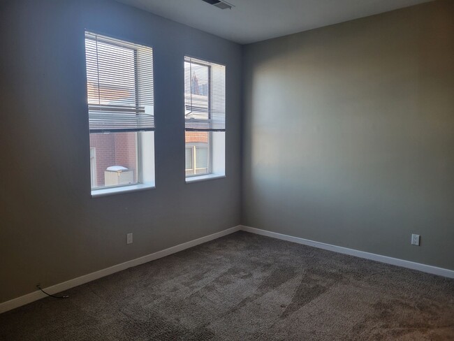 Building Photo - Charming 1 BR/1 BA Top Floor Condo Unit in...