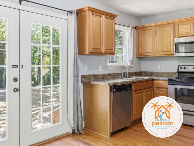 Building Photo - Spacious 4 Bedroom, 2 Bathroom Home