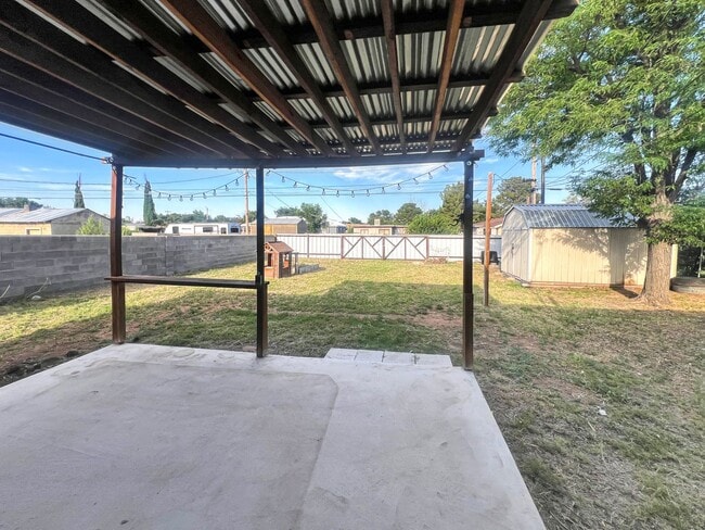 Building Photo - 1736 N Penasco Dr