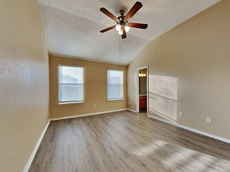 Building Photo - 10644 Shadywood Dr