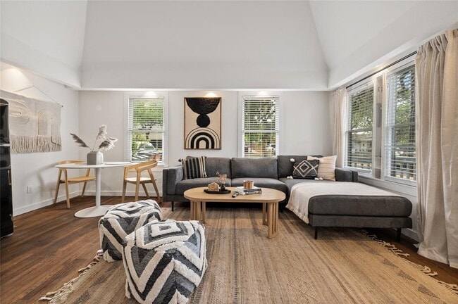 Building Photo - 1507 Drake Ave