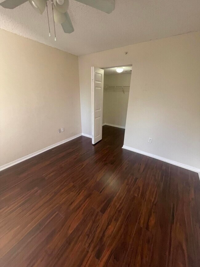 Building Photo - 400 Crestwood Ct N