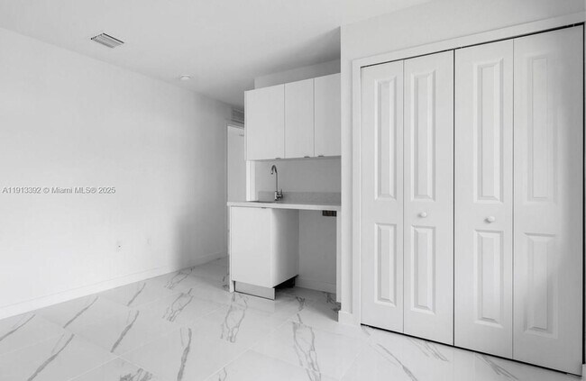 Building Photo - 152 NW 18th St