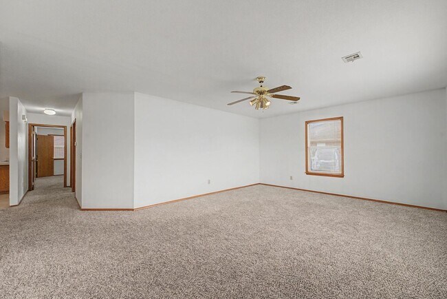 Building Photo - Welcome to this charming 2-bedroom, 2-bathroom home