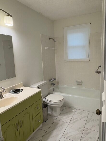 Hall full bath - 10300 W 48th St