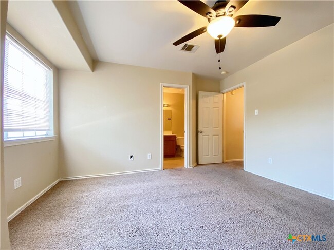 Building Photo - 833 Sagewood Trail