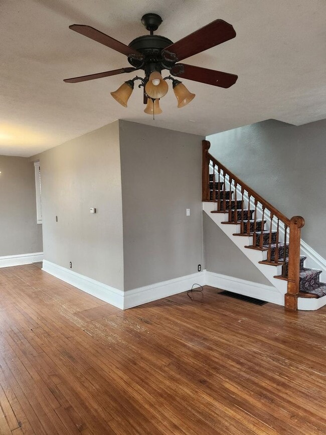 Building Photo - 2 bedroom with 1 bath
