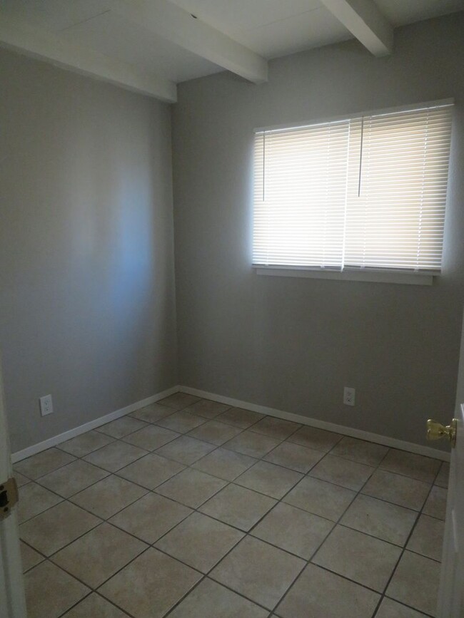 Building Photo - CLEAN 4 BEDROOM, ONE BATH HOME FOR RENT