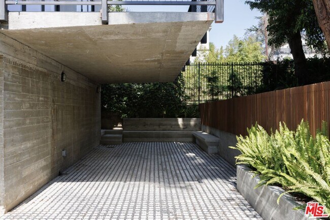 Building Photo - 1628 1/2 Micheltorena St