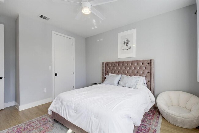 Building Photo - 2709 E 5th St.