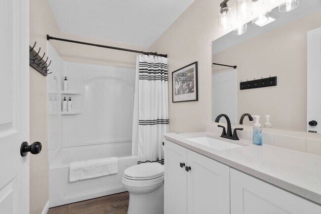 Building Photo - 2598 Parkwood Dr