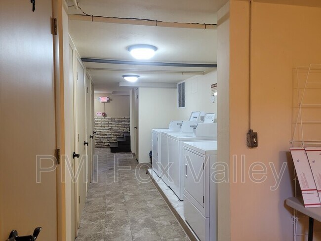 Building Photo - 104 Sycamore St