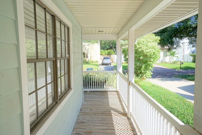 Building Photo - 2-Bed, 1.5-Bath, South Tampa Condo