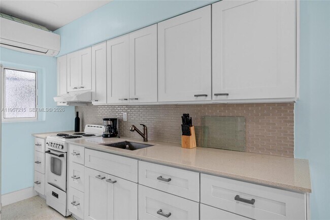 Building Photo - 4228 N Ocean Dr