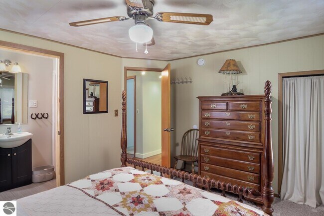 Building Photo - 7079 Hawley Rd