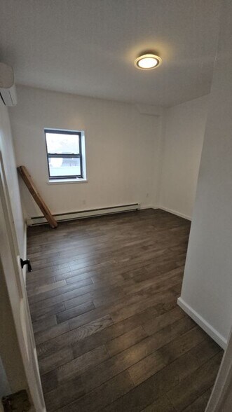 Building Photo - 1695 Albany Ave
