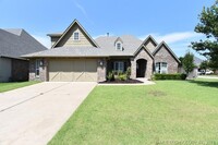 Building Photo - Room for the whole family in this 5 bedroo...