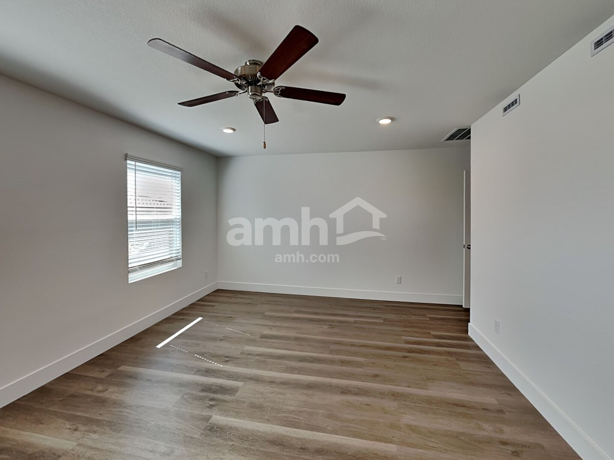 Building Photo - 5840 Vaes Dothrak St