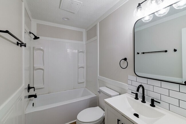 Building Photo - Newly Renovated East Side Home!