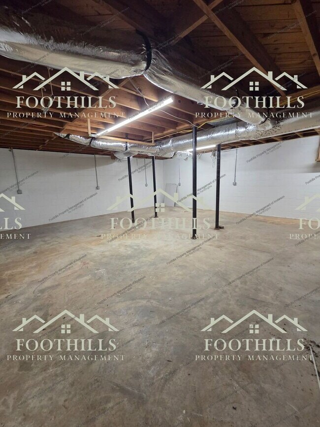 Building Photo - 605 River Rd