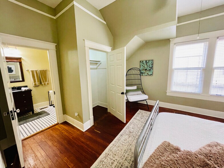 Building Photo - 621 W Daisy L Gatson Bates Dr