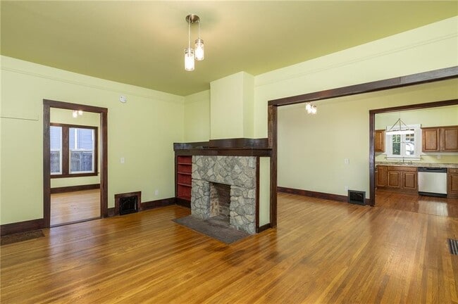 Building Photo - 312 S Willow Ave