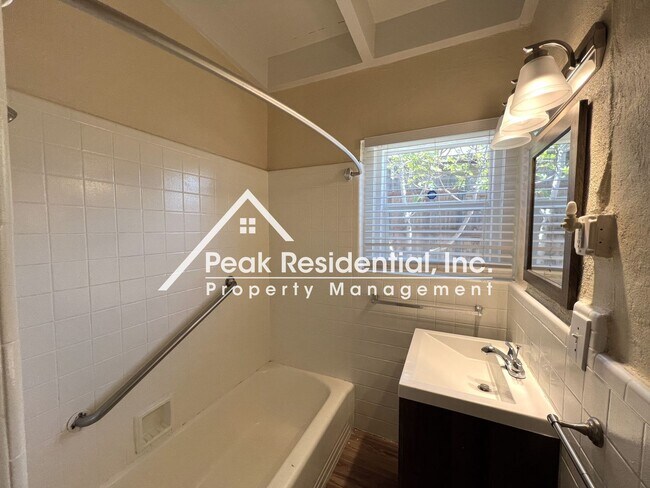 Building Photo - Charming 2bd/1ba Duplex- 5 Minutes From UC...